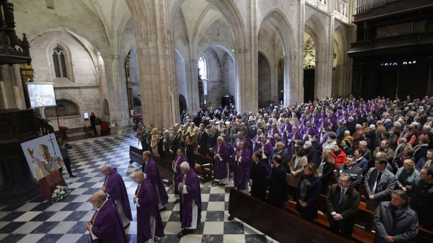 La Catedral de Oviedo, durante el funeral por Benedicto XVI. | MIKI LÓPEZ