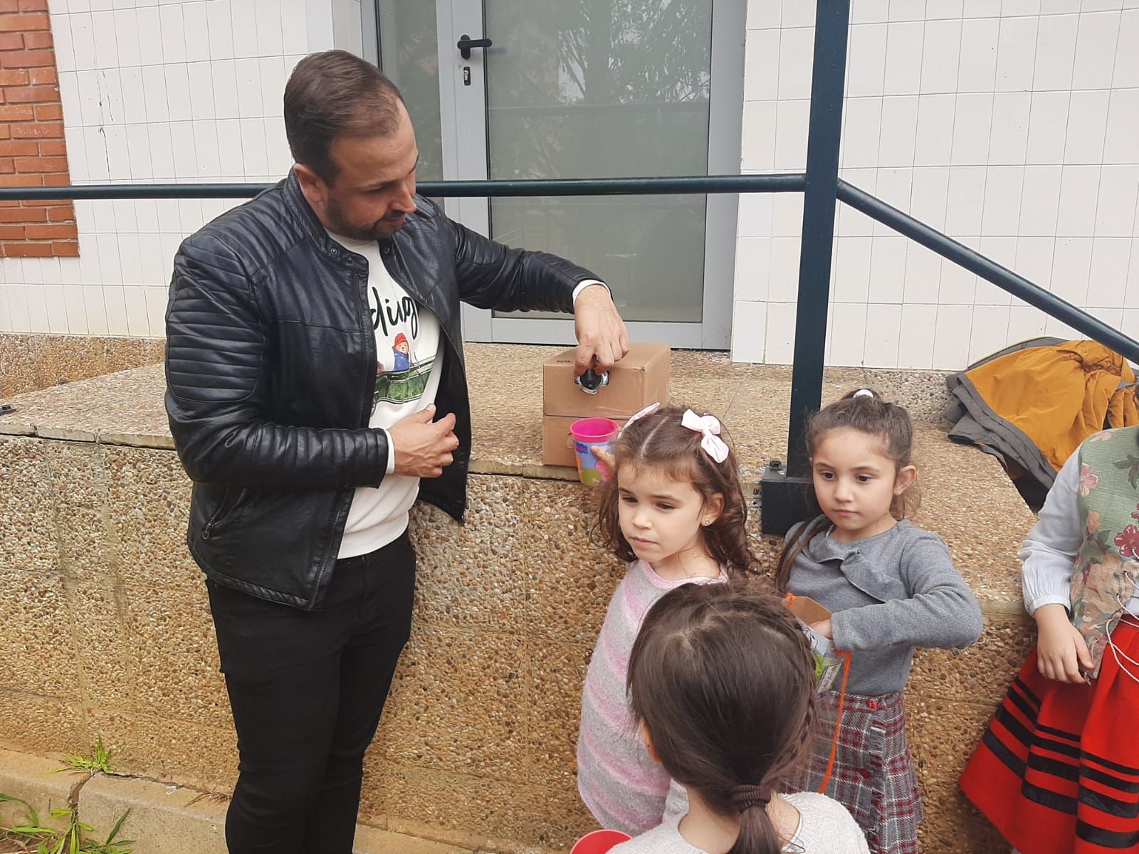 Los niños del Arregui celebran el magüestu con música y juegos tradicionales