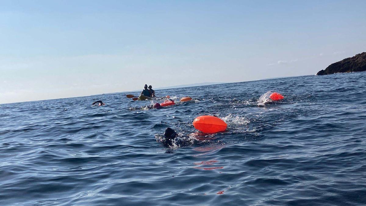 El paratriatleta Javier Vergara cumple con éxito su reto de 5km de natación por una causa benéfica