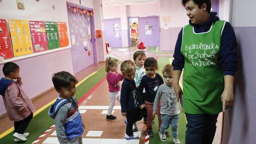 El alumno José Fernández, tocando la gaita en el colegio de Los Campos, en una actividad del contrato-programa de su centro.