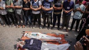 Funeral per Salem Abu Tayour, periodista d’Al-Jazeera abatut a Gaza el 30 d’abril. | SAHER ALGHORRA / ZUMA PRESS