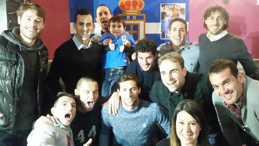 Los peñistas, con los jugadores del Oviedo.