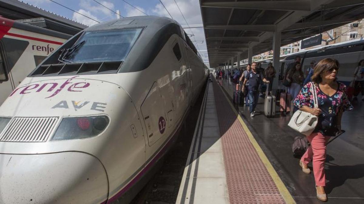 Un AVE en la estación de tren de Alicante