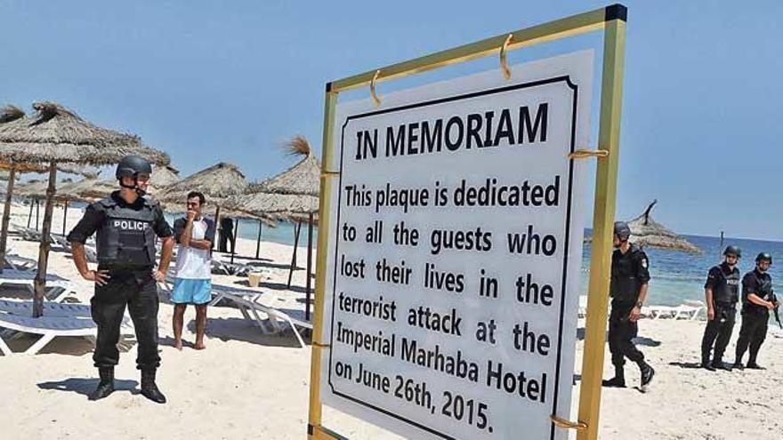 Placa conmemorativa en homenaje a las víctimas colocada en la playa de Susa.