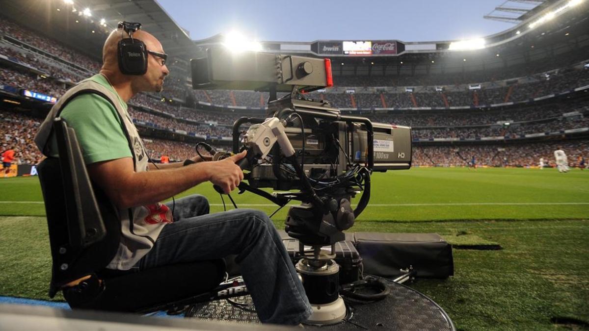 camara de televisión en partido de liga entre el real madrid y barça