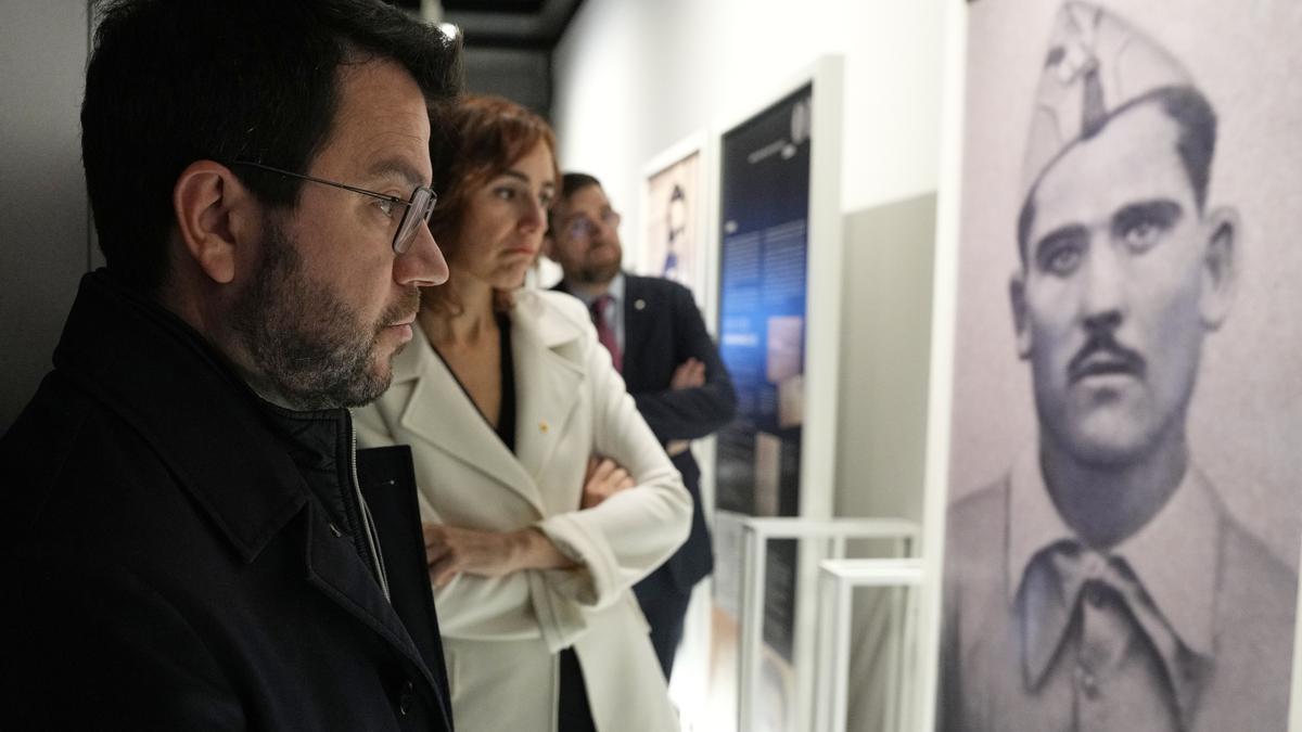 El 'president' Pere Aragonès y la 'consellera' de Justícia, Gemma Ubasart, durante la inauguración en Barcelona de la exposición sobre las exhumaciones de fosas comunes de la Guerra Civil en Catalunya.