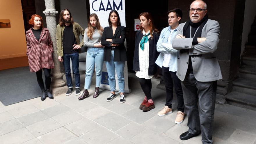 Los cinco artistas de &#039;Espacio CV&#039; junto al director del CAAM, Orlando Britto, y la coordinadora del proyecto Cristina Déniz.