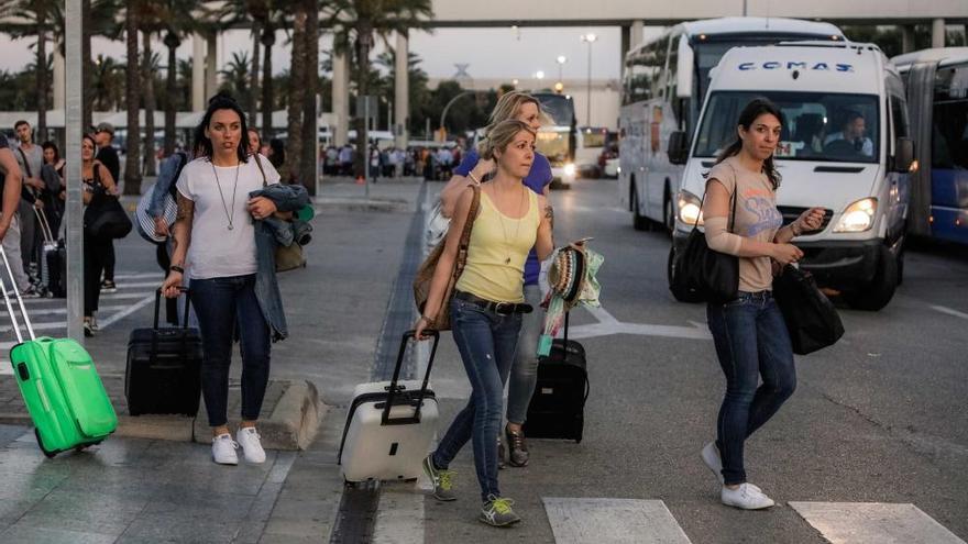 Urlauber am Flughafen Mallorca.