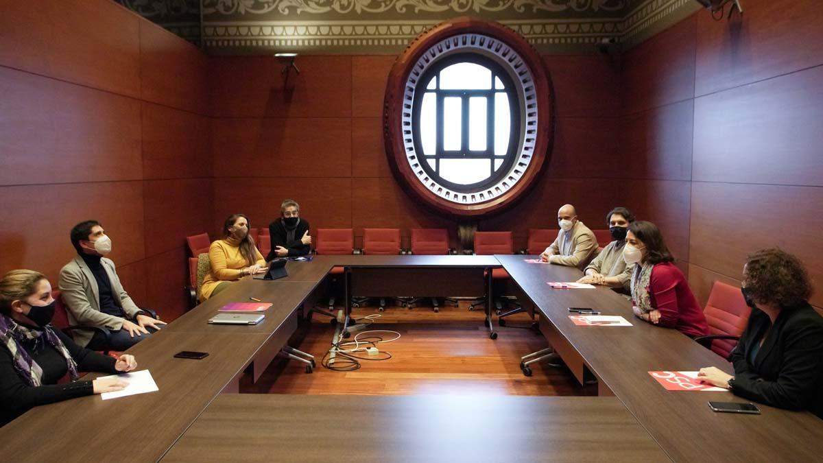 Reunión entre representantes del PSC y de los ’comuns’ en el Parlament.