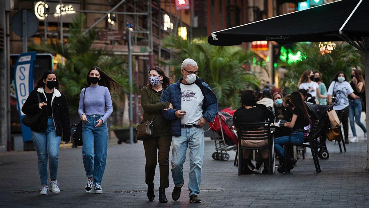 Varios ciudadanos circulan con sus mascarillas por el centro de Santa Cruz.