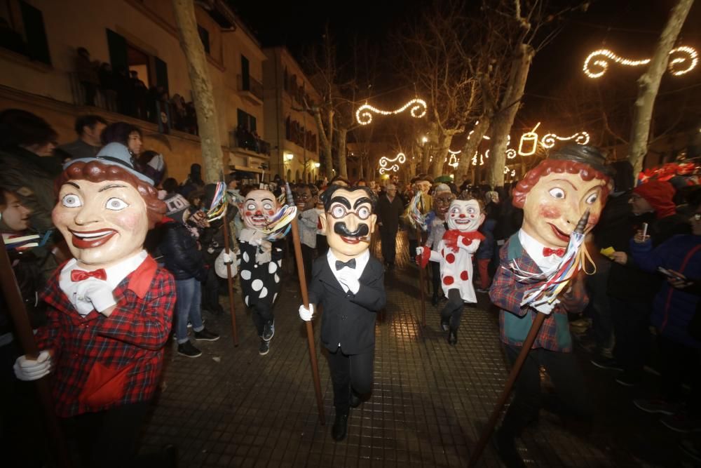 Auf der Plaça Major von Sa Pobla stieg am Montag (16.1.) zu Sant Antoni ein Spektakel mit Musik und Feuerwerk. Traditionalisten bemängeln hier zwar ein unnötiges Aufbauschen zum Event, dem regen Zulauf aber tat das auch diesem Jahr keinen Abbruch.