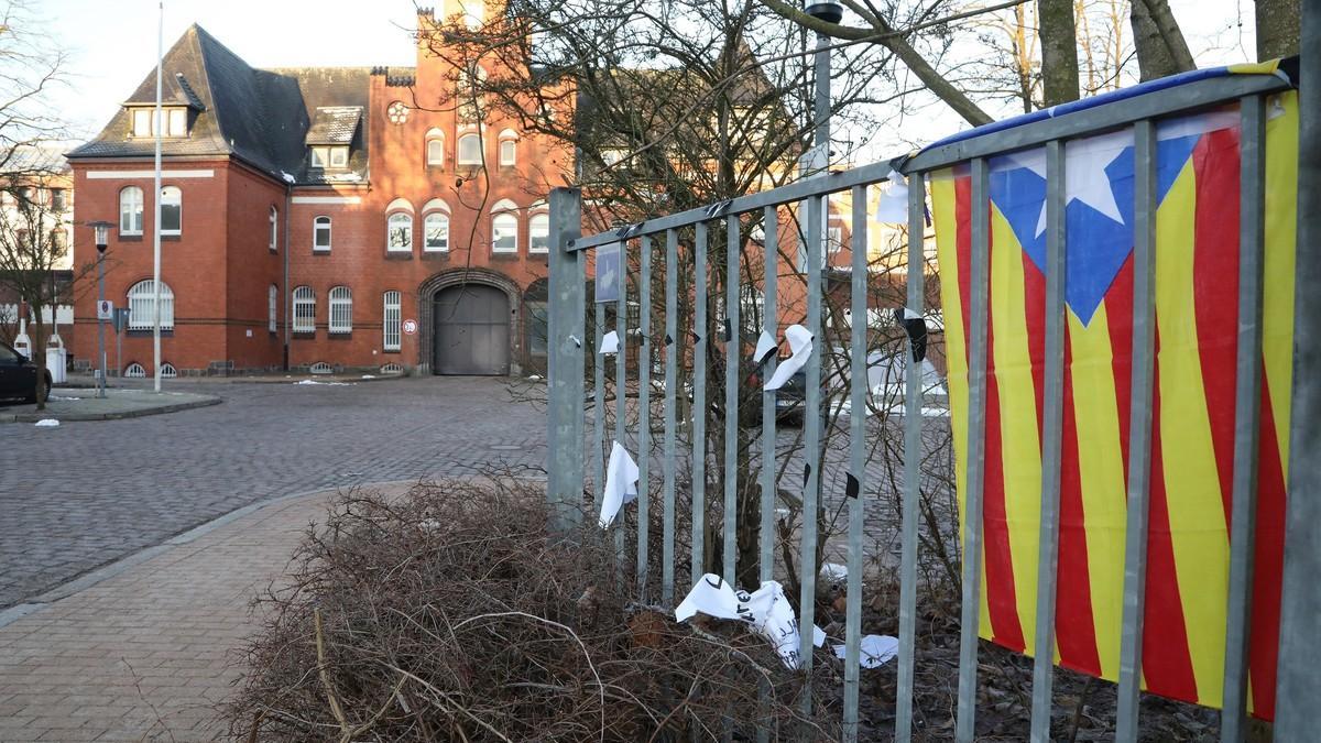 Una 'estelada', a las puertas de la prisión de Neumünster donde se encuentra Puigdemont.