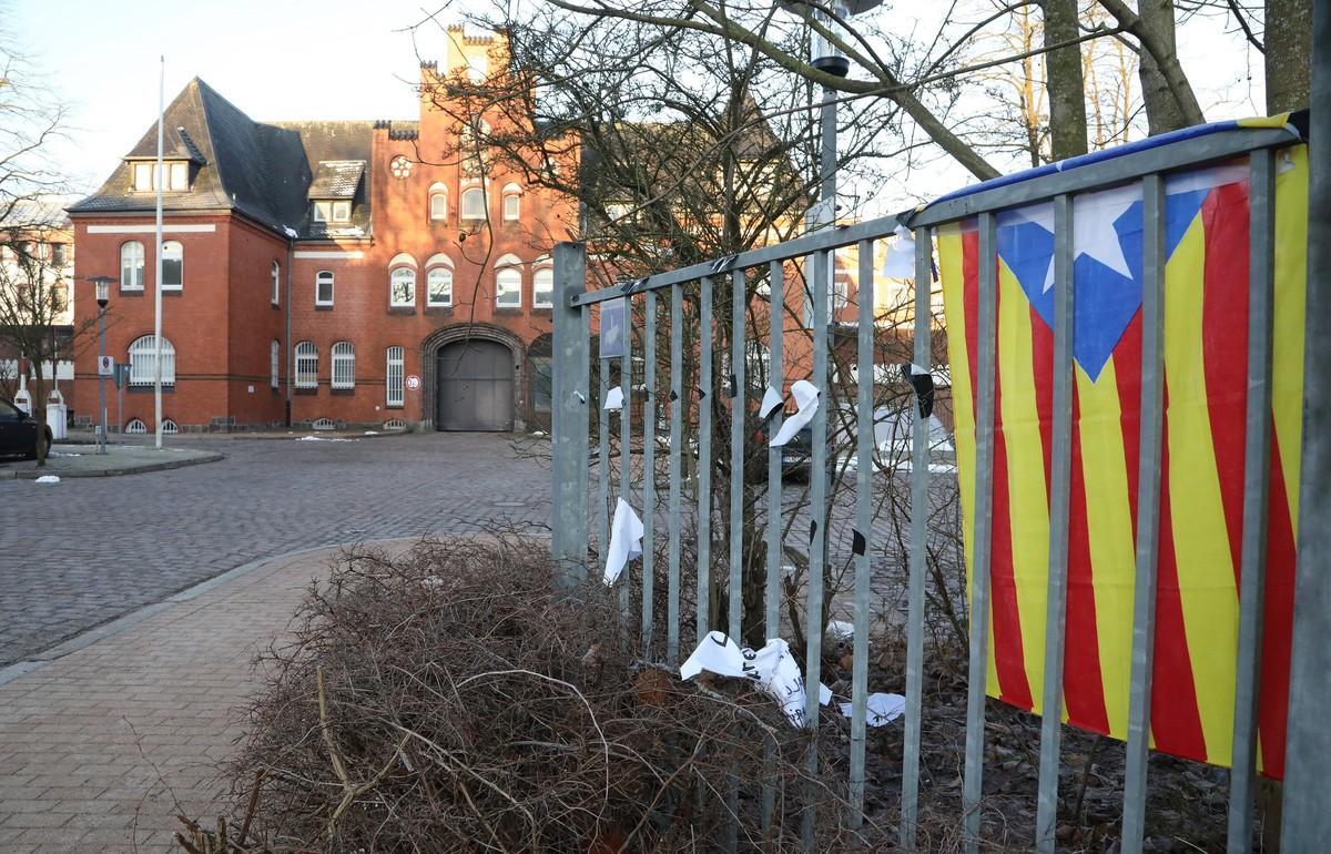  Una ’estelada’, a las puertas de la prisión de Neumünster donde se encuentra Puigdemont.