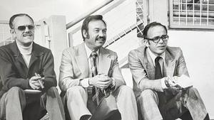 De izquierda a derecha, tres históricos cronistas amarillos: Antonio Lemus, Pascual Calabuig y Segundo Almeida en el graderío el Estadio Insular.