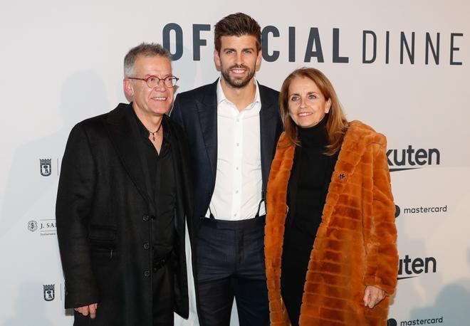 Gerard Piqué junto a sus padres, Joan y Montserrat