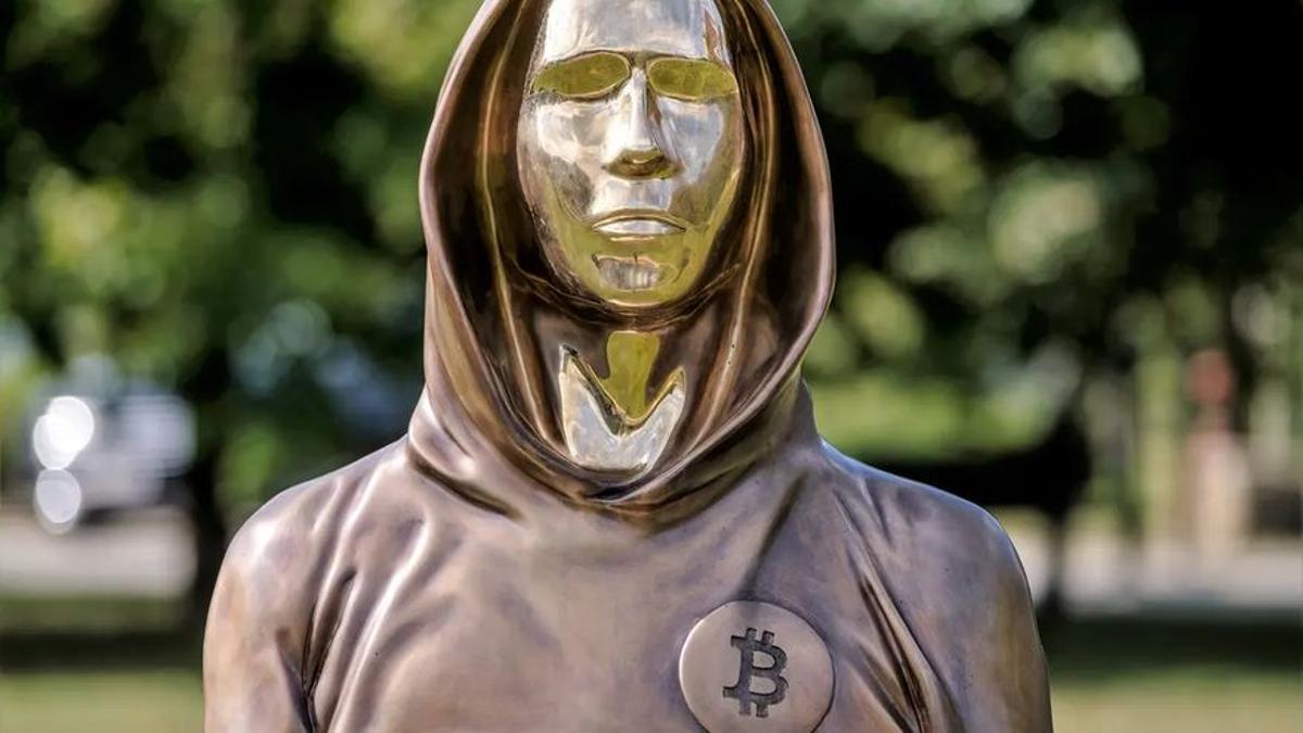 Escultura de Satoshi Nakamoto, el misterioso ideólogo de Bitcoin, en Hungría.