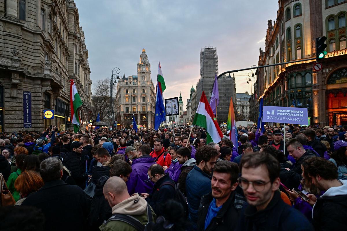 Varias personas participan en una manifestación después de que el Parlamento húngaro aprobara una ley que prohíbe a las comunidades LGBTQ+ celebrar la marcha anual del Orgullo y permite una restricción más amplia de la libertad de reunión, en Budapest