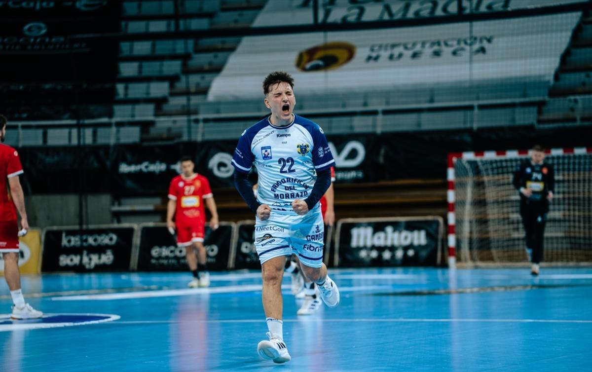 El extremo italiano Nicolo D'Antino celebra ayer en Huesca uno de sus ocho tantos en la victoria del Frigoríficos del Morrazo.