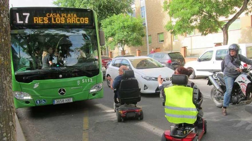 Bloquean la salida de un autobús en Cáceres por no poder subir las sillas de ruedas