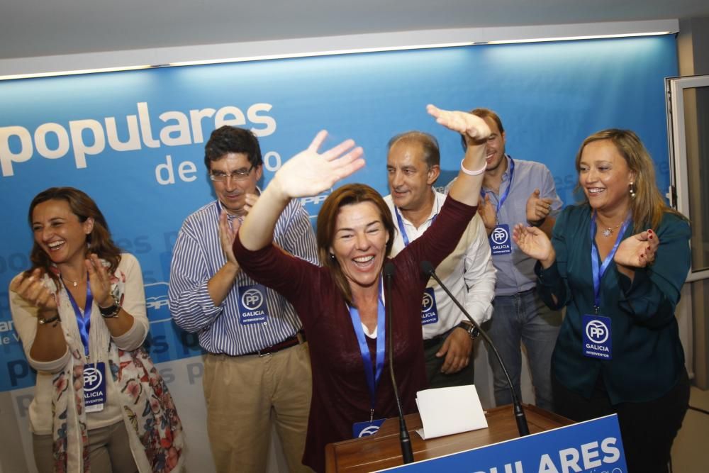 Varias decenas de personas se acercaron a la sede de los populares en la calle Urzaíz para celebrar junto al PP vigués la mayñría absoluta de Núñez Feijóo