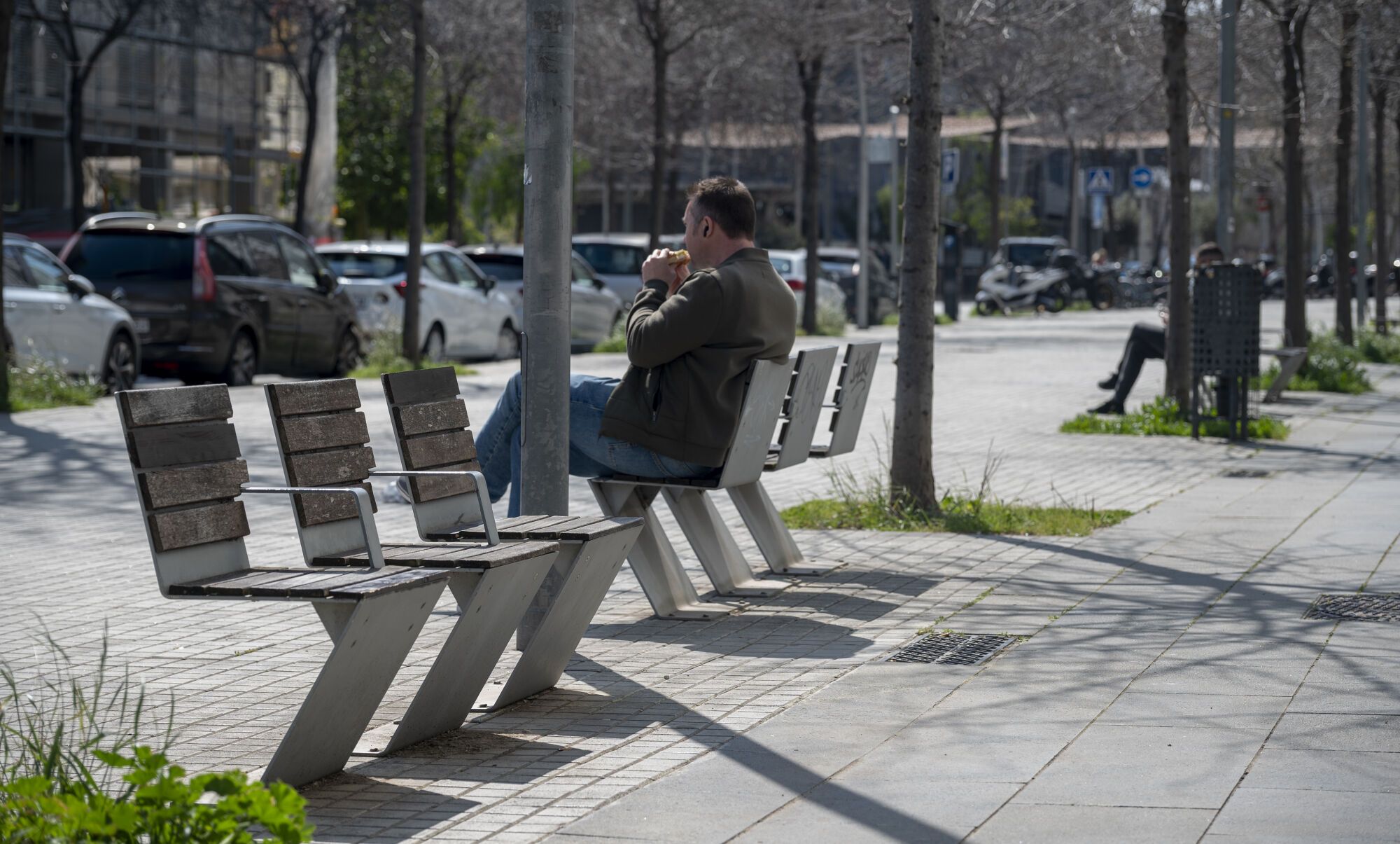 Barcelona diversifica el mobiliario en sus calles: bancos, sillas, tumbonas y mucho más