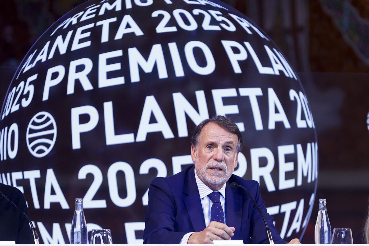 El presidente del Grupo Planeta, José Crehueras, durante la presentación de la LXXIV edición del Premio Planeta de Novela, dotado con un millón de euros para el ganador, seleccionado entre las 1.320 obras presentadas al galardón, que se fallará el miércoles en el transcurso de la tradicional cena literaria del 15 de octubre. EFE/Quique García