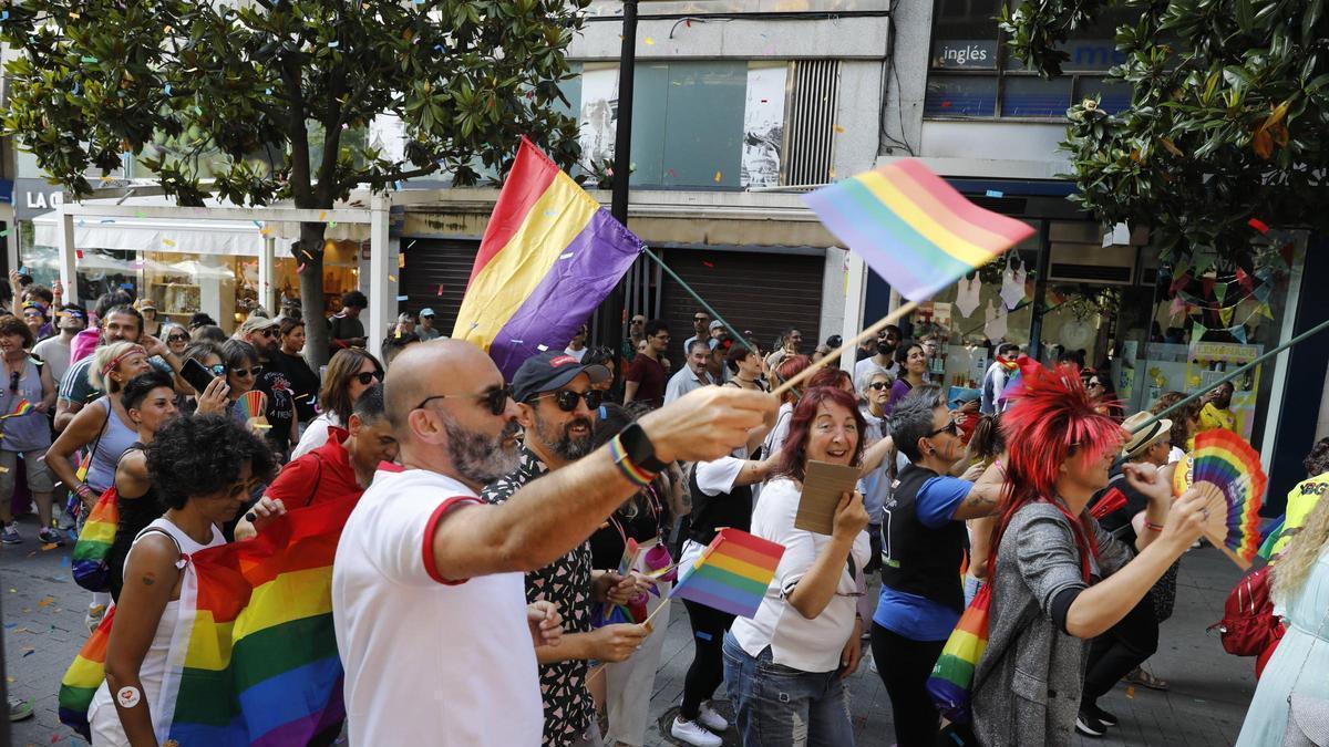 VÍDEO: La manifestación del Orgullo toma las calles del centro de Gijón