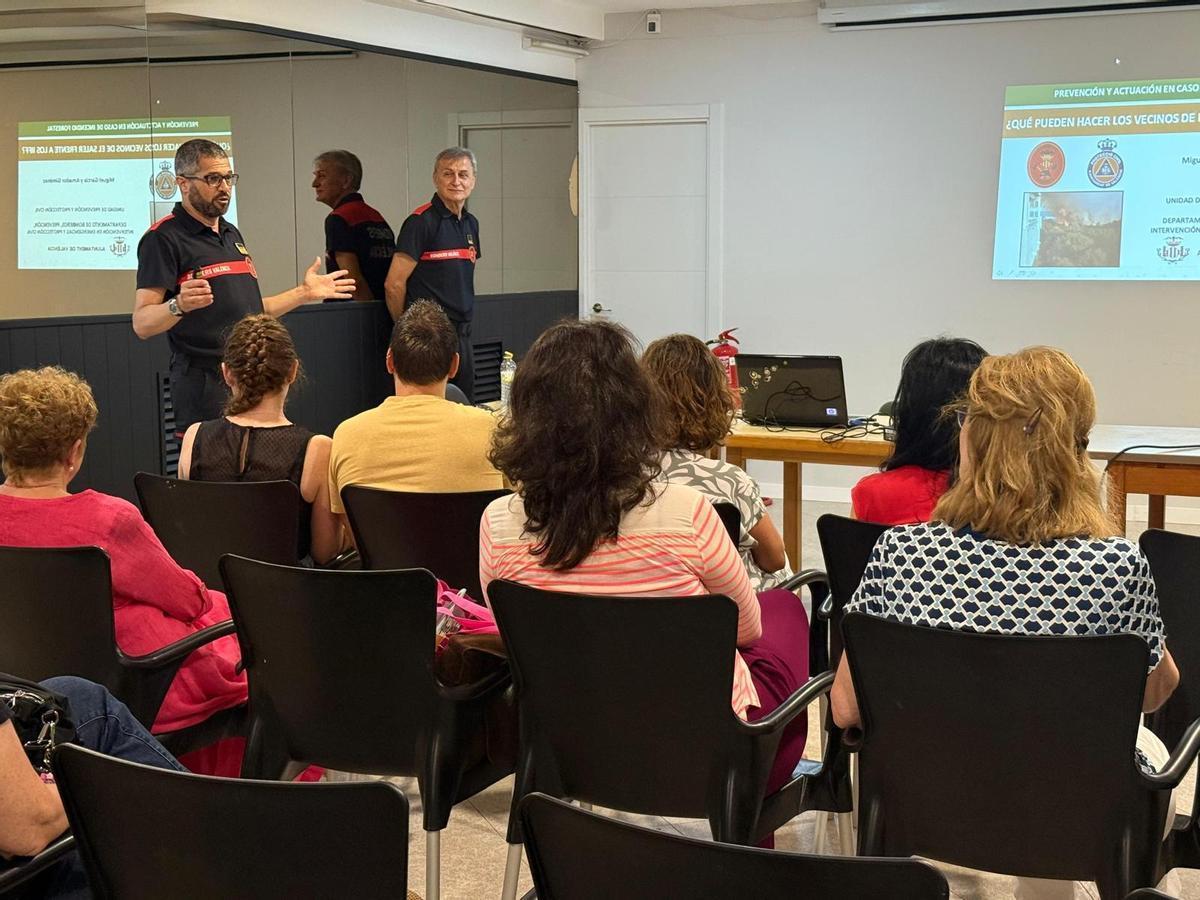 Reunión de los bomberos con los vecinos de El Saler.