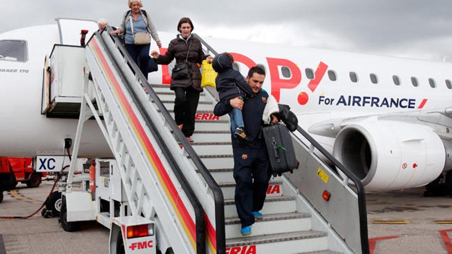 Viajeros saliendo de una avión en Peinador de un avión de Air France-KLM. // Marta G. Brea