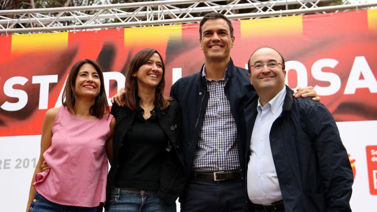 El líder del PSOE, Pedro Sánchez, entre Núria Parlon y Miquel Iceta, y junto a la alcaldesa de Gavà, Raquel Sánchez, en la Festa de la Rosa del PSC