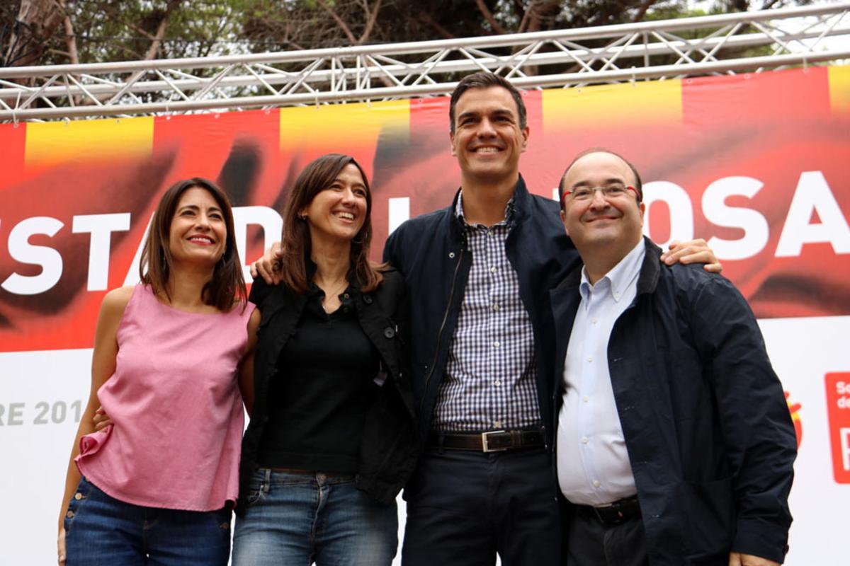 El líder del PSOE, Pedro Sánchez, entre Núria Parlon y Miquel Iceta, y junto a la alcaldesa de Gavà, Raquel Sánchez, en la Festa de la Rosa del PSC