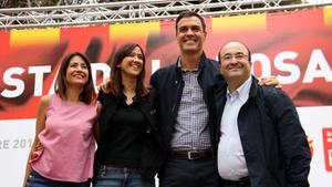 El líder del PSOE, Pedro Sánchez, entre Núria Parlon y Miquel Iceta, y junto a la alcaldesa de Gavà, Raquel Sánchez, en la Festa de la Rosa del PSC.