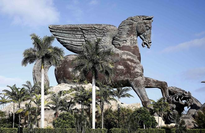 La estatua de Pegaso y el Dragón en la entrada del Parque Gulfstream en Hallandale, Florida. Gulfstream Park celebró carreras el sábado, sin fans ni medios de comunicación, se promulgó: Política de seguridad en el hogar a partir del viernes.