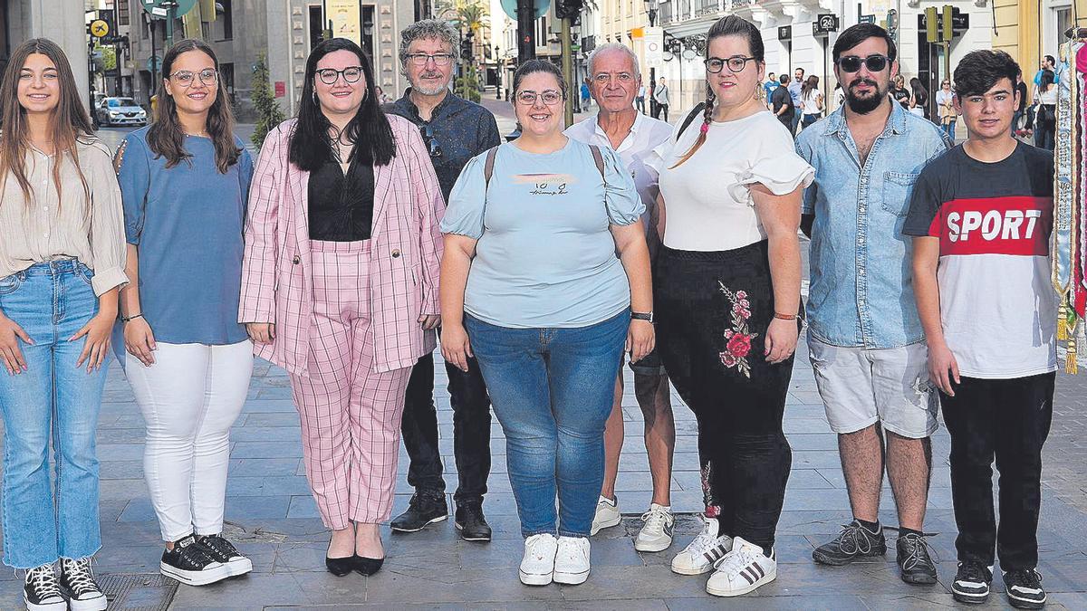 La joven junto a sus damas de honor y acompañantes, además del presidente del sector.