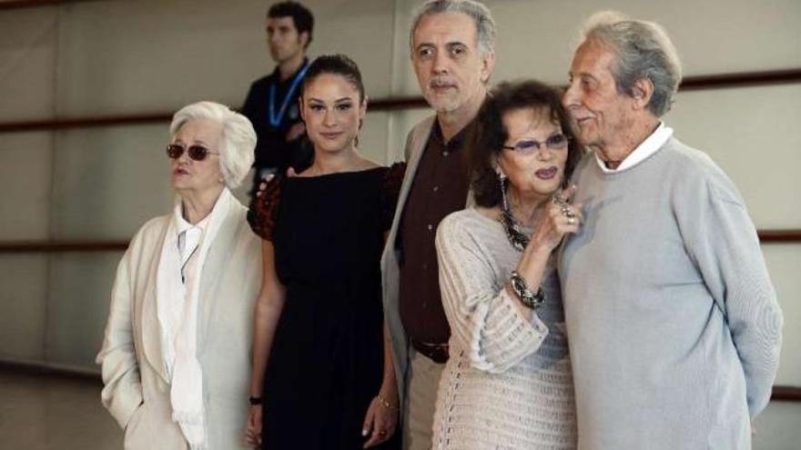 Chus Lampreave, Aida Folch, Fernando Trueba, Claudia Cardinale y Jean Rochefort, ayer en Donostia. / efe