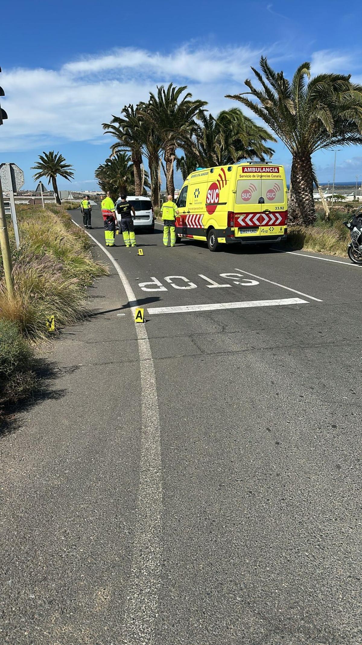 Los servicios de emergencia, este viernes, en el lugar del atropello del ciclista, en Ingenio