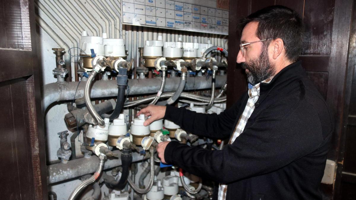 Un tècnic de la companyia d'aigües revisa els comptadors a Begur