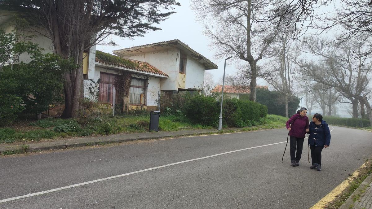 Sofía Bobes y María Villalba caminan por la ciudad residencial de Perlora.