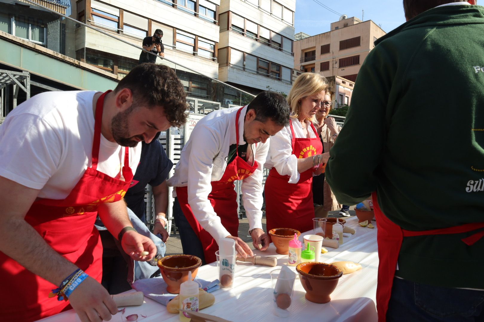 FOTOGALERÍA I Las imágenes de la Nit de la Xulla y del encuentro de elaboración de allioli de las fiestas de Vila-real