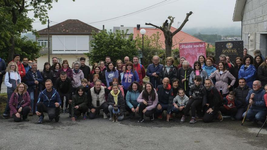 Participantes en la caminata solidaria de Taboadela, antes de la salida. |  Roi Cruz