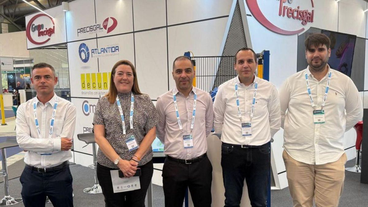 Parte del equipo de Grupo Precisgal en su estand de Mindtech.
