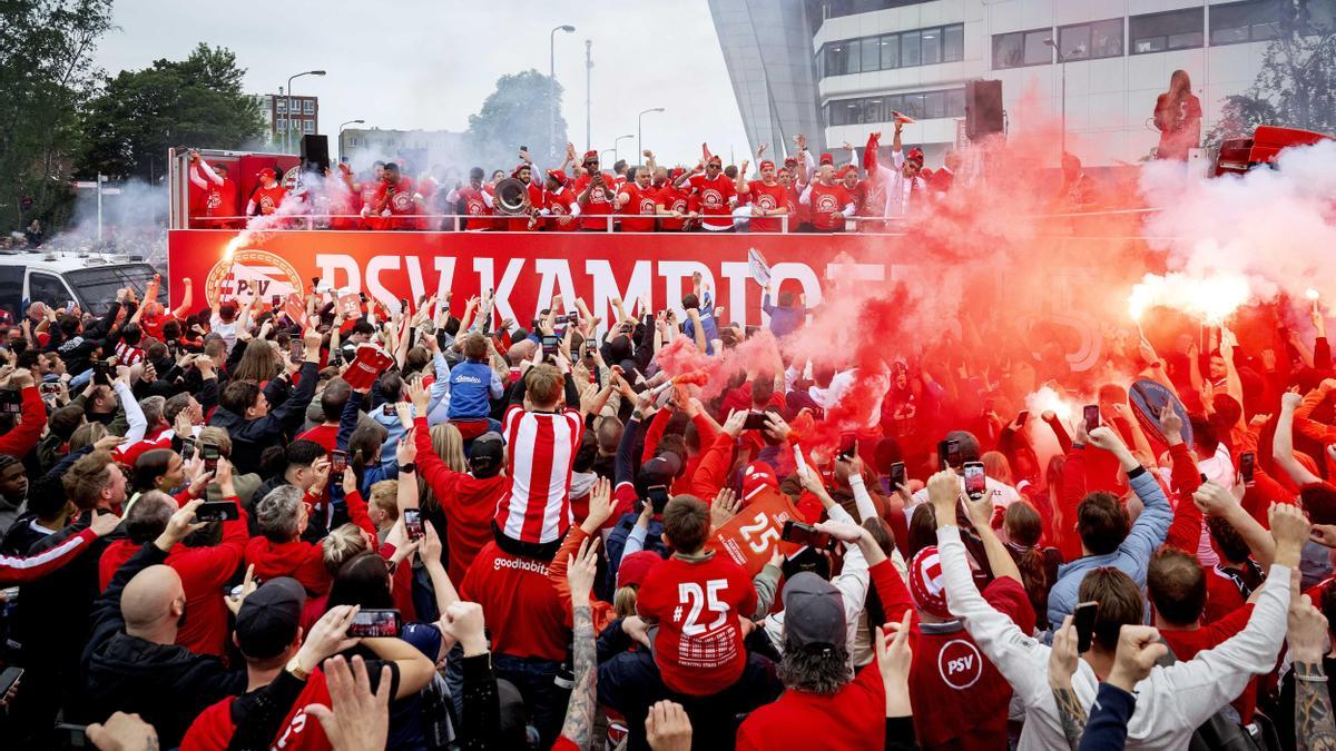 PSV Eindhoven celebrando título de Liga
