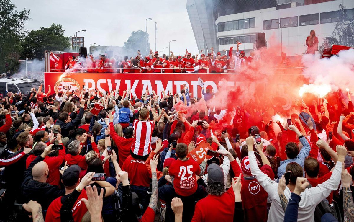 PSV Eindhoven celebrando título de Liga