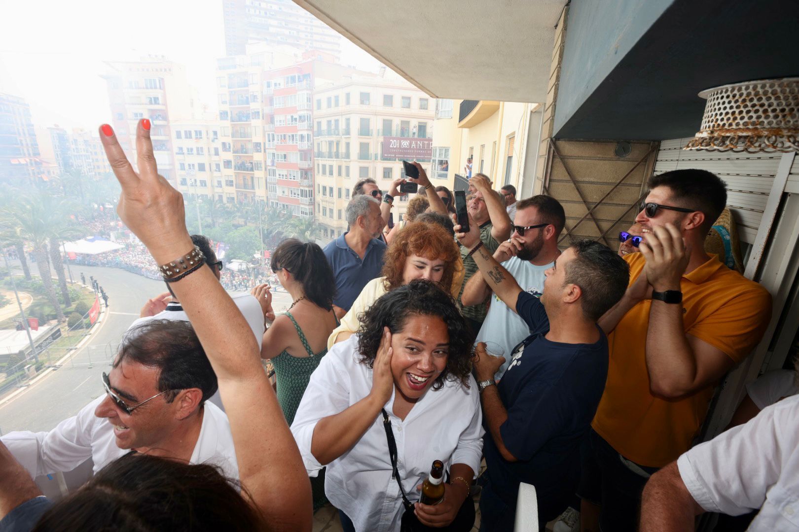 Así se vive una mascletá desde un balcón de Luceros