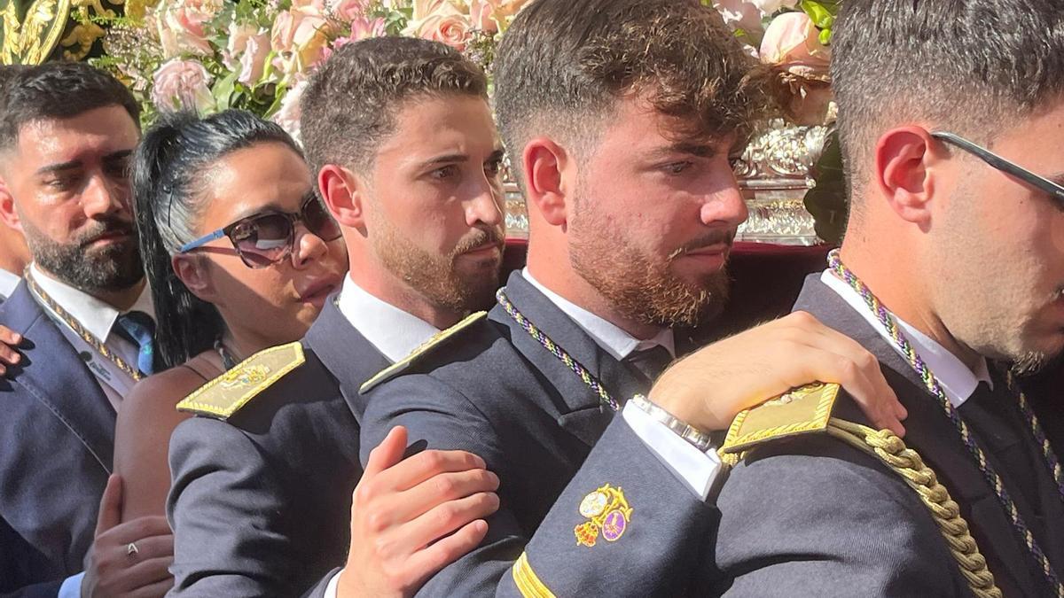 Llevando a la Virgen.