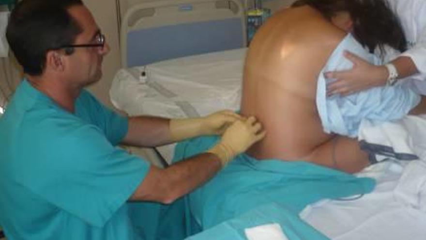 Una paciente recibe la epidural antes del parto en el Hospital General Universitario de Elche.