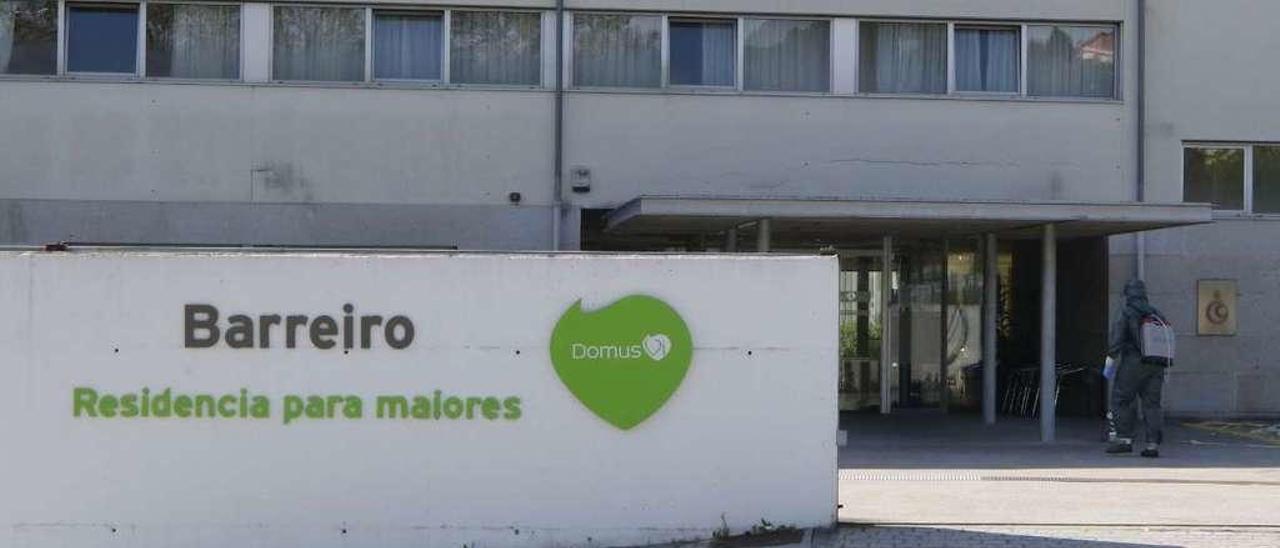 Exterior de la residencia de Domusvi Barreiro, desinfectada por miembros de las Fuerzas Armadas. // Alba Villar