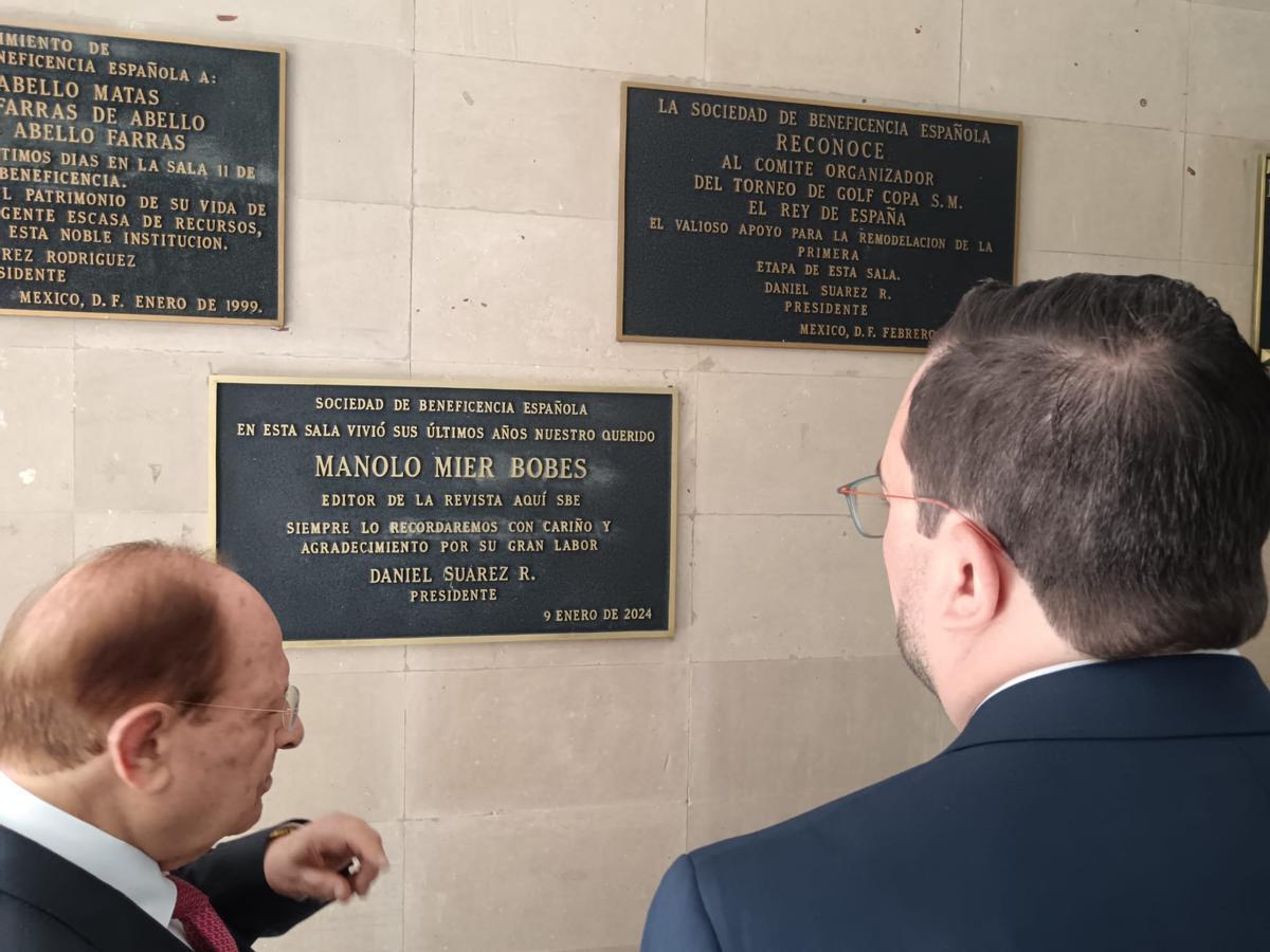 Barbón, durante su visita a México, ante la placa que recuerda a Manuel Mier Bobes a la entrada de la residencia de ancianos de la Sociedad Española de Beneficencia.