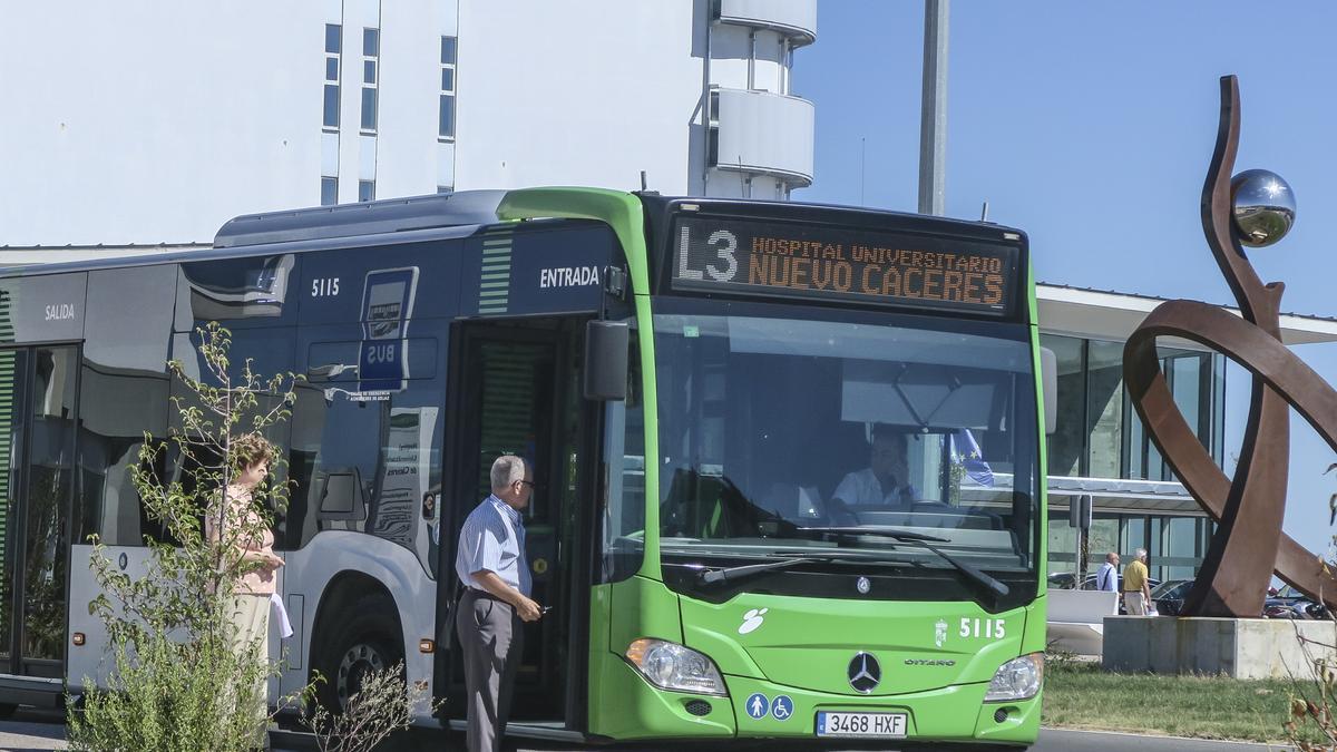 Usuarios acceden a un autobús de la línea 3 en la parada del hospital Universitario.
