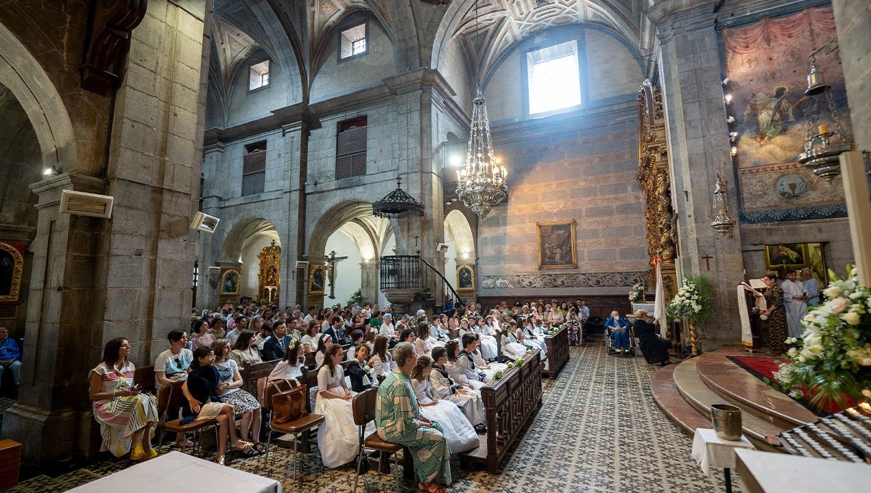 Pravia disfruta el Corpus y se llena de color con las alfombras ornamentales